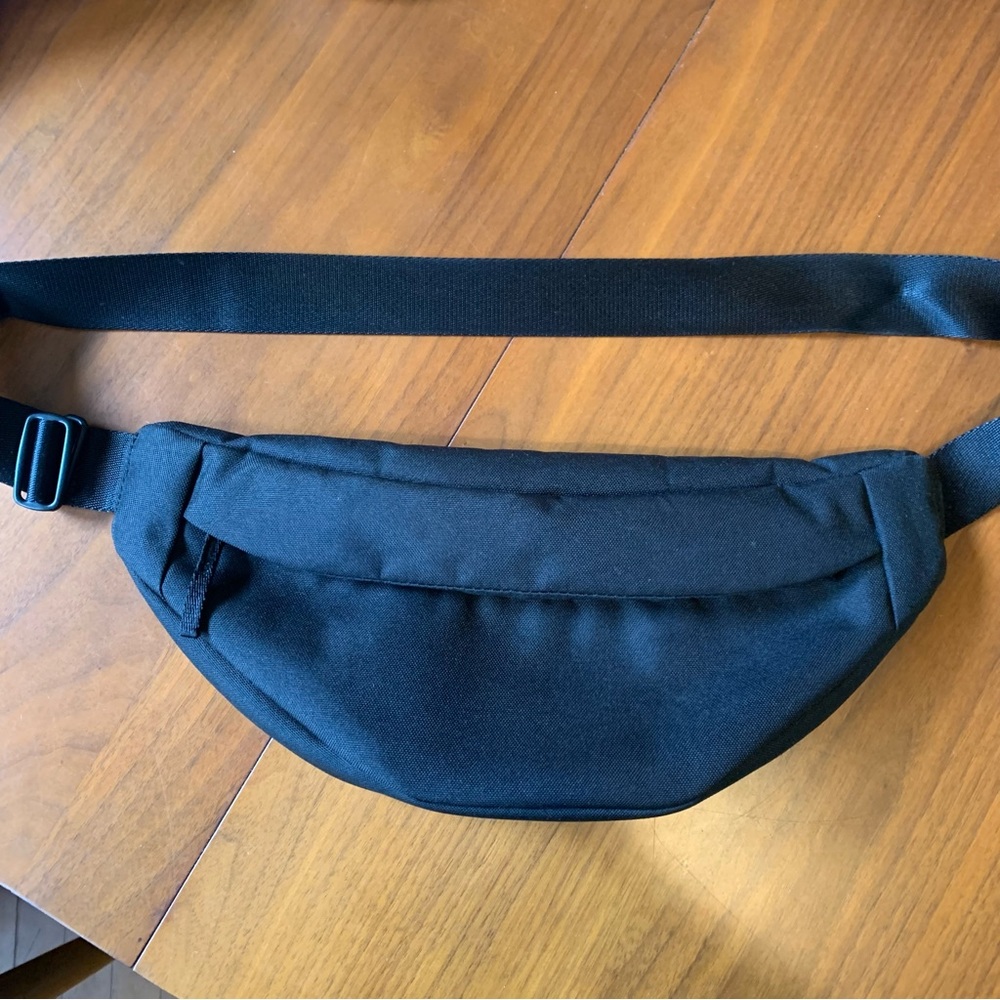 Everlane black fannypack- great condition!